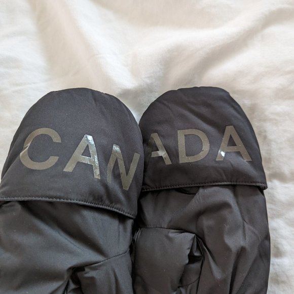 Lululemon Team Canada Quilted Mittens on String COC Logo, Black / Maple Metamorp - Picture 4 of 8